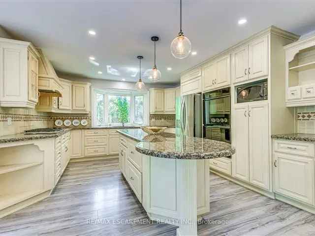 Luxury 4-Bedroom Home in Oakville East Lake