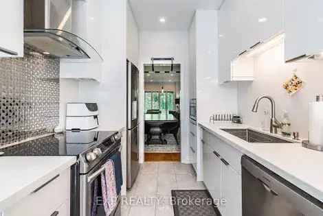 3 rooms house of 836 m² in Toronto