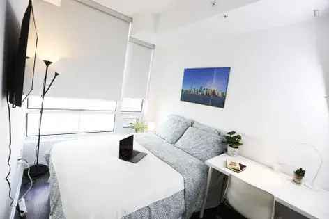 1 room room of 274 m² in Toronto