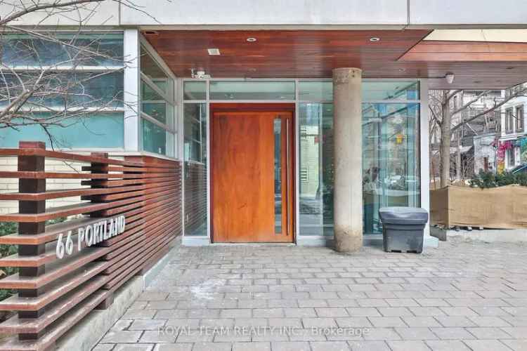 Rent Corner Loft in King West with Terrace and Modern Finishes