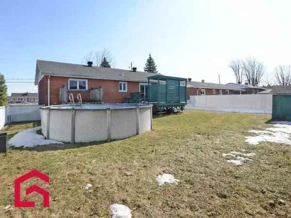 Spacious Bungalow Near Montreal Park