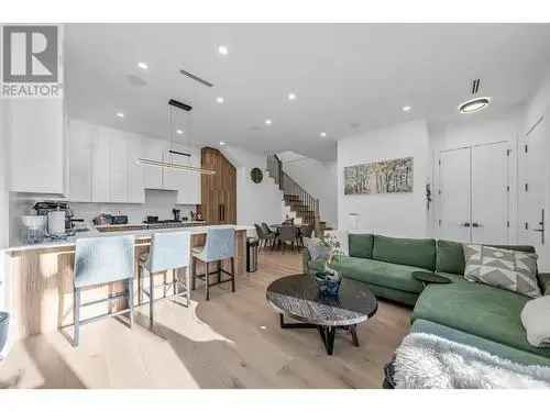 Luxury Duplex Near Victoria Drive - 3 Beds 3.5 Baths
