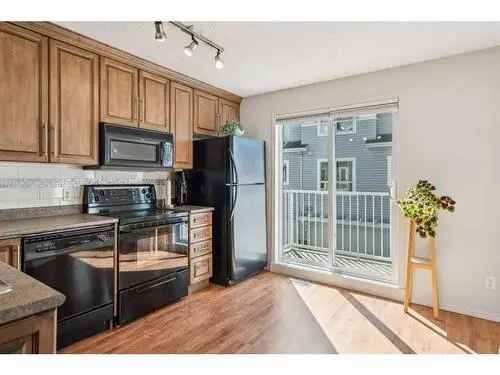 Beautiful 2-Bed Townhouse in Tuscany Calgary