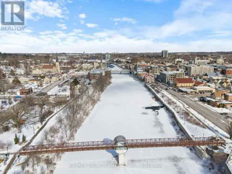 West Galt Charming 2-Storey Home Near Gas Light District