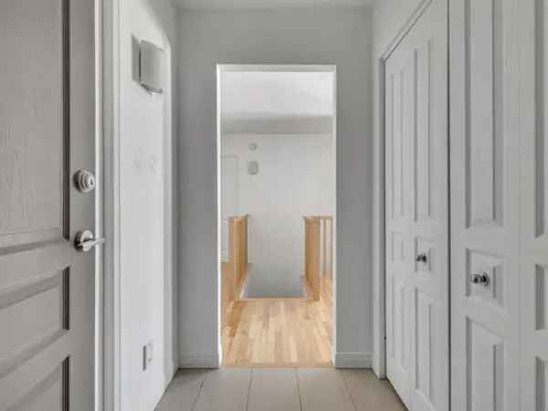 Spacious 2-Level Condo 1985 sq ft 2 Parking Spaces