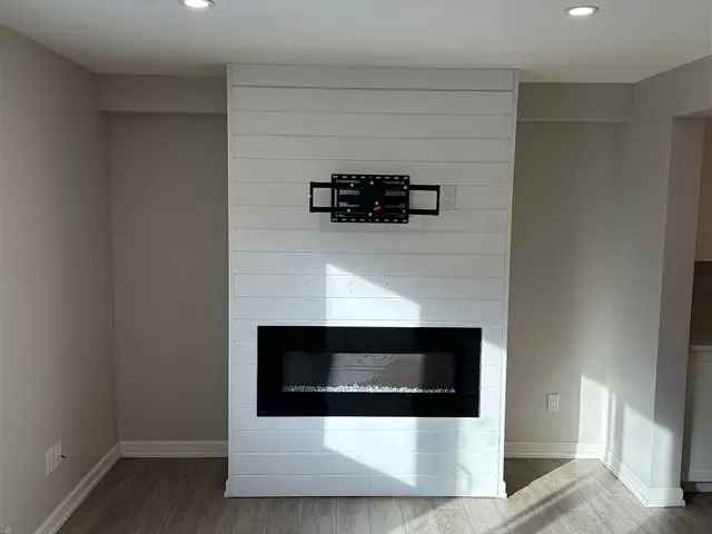 Newly Renovated 3 Bedroom Townhouse Near Highway 416