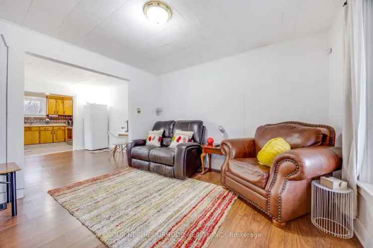 Charming 3-Bedroom House in Ridgeway with Huge Lot and Energy-Efficient Windows