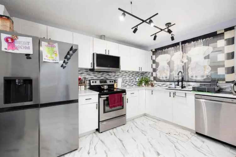 5-Bedroom Bungalow Near Greenspace and Trails
