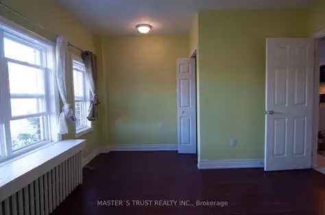 3 Bedroom Apartment in Toronto Mid-Town 144m² 6 Rooms Parking Included