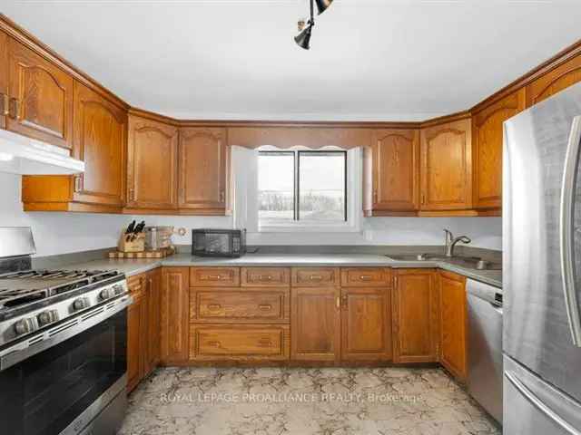 2 Bedroom Bungalow Near CFB Trenton