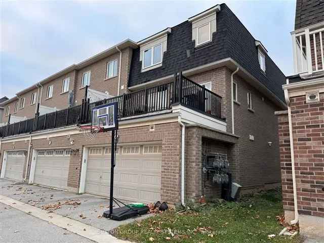 Townhouse For Sale in Oakville, Ontario