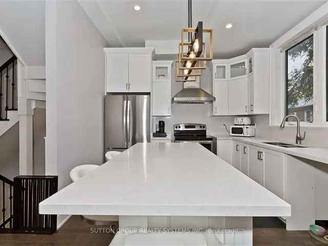 Beautiful Newer Home in Kingsway