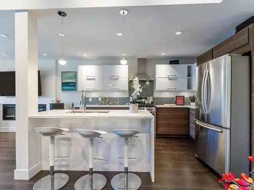 Lower Lonsdale Half Duplex 3 Bed 2 Kitchen Potential 3rd Floor