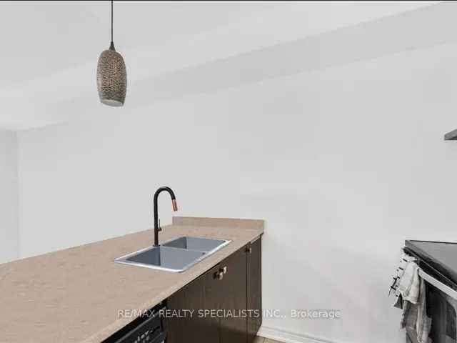 Shelburne Freehold Townhome 3 Beds 2 Baths Open Concept Modern