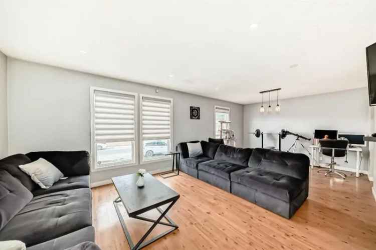 House For Sale in Calgary, Alberta