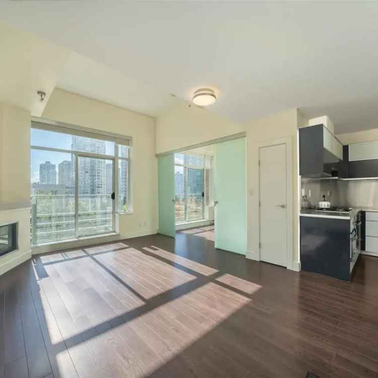 Downtown 1-Bed+Den Condo with Park Views and 14ft Ceilings