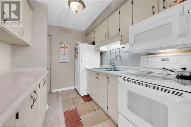 Beamsville 3-Bedroom Townhome 2 Kitchens Finished Basement