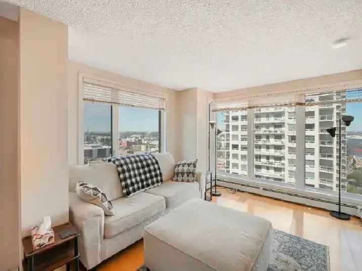 20TH FLOOR CONDO WITH AMAZING VIEWS !