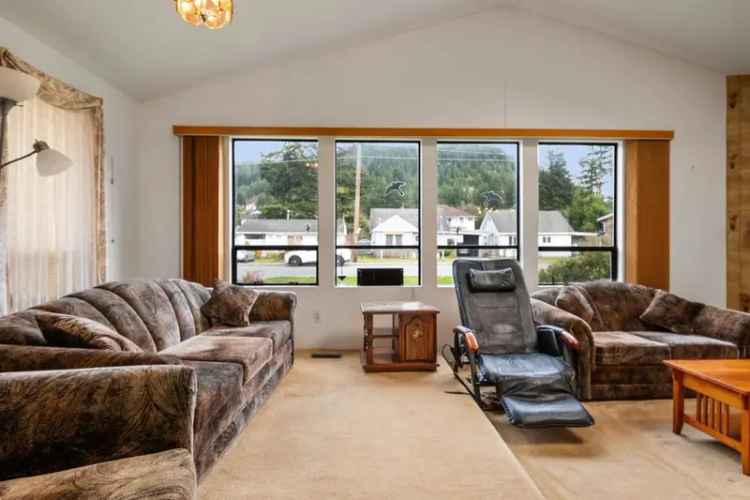 House For Sale in Hope, British Columbia