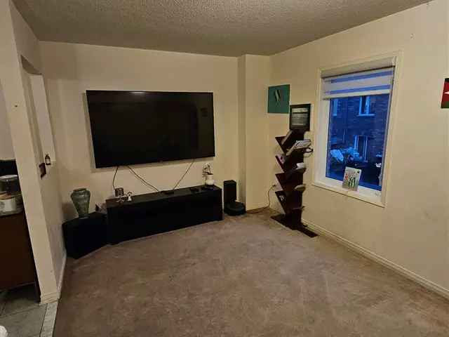 Townhouse For Rent in Mississauga, Ontario