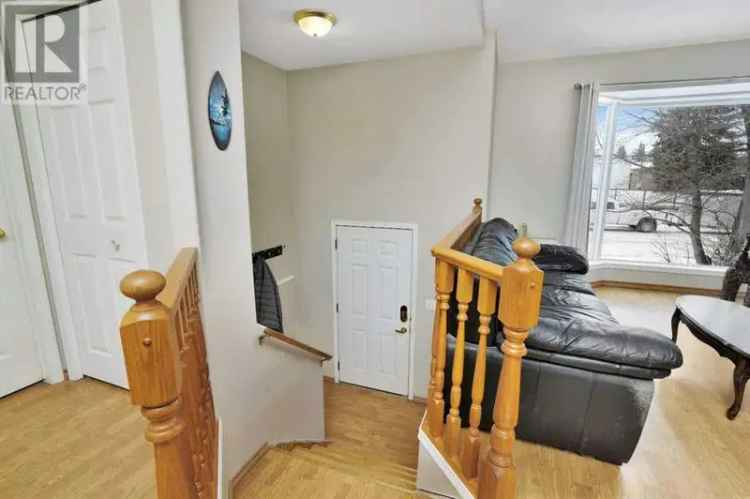 Cozy 3-Bedroom Bi-Level Home in Bentley with Double Garage