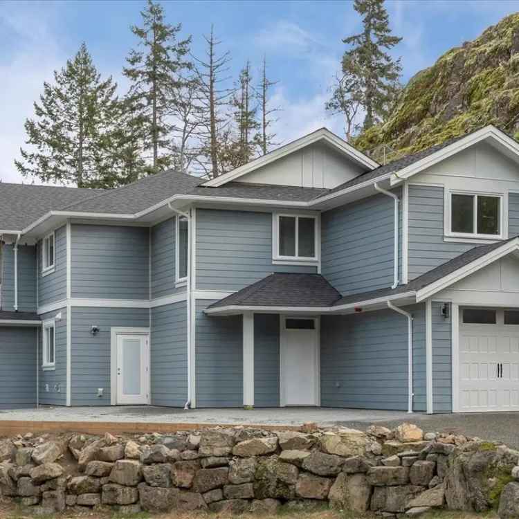 3 Bed 3 Bath Half Duplex in Departure Bay No Strata Fees