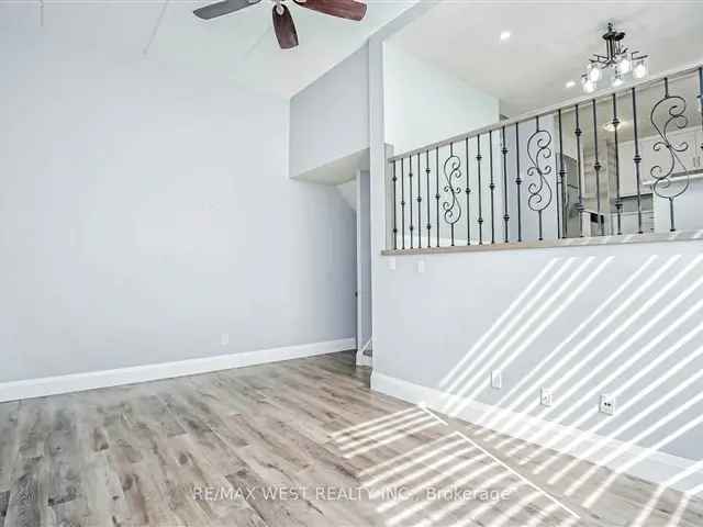 1365 Sq Ft Renovated End Unit Townhome Near Square One