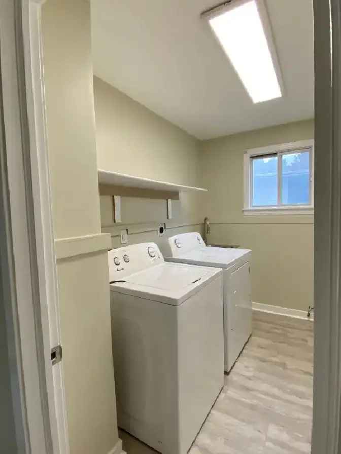 THREE BEDROOM APARTMENT DOWNTOWN OTTAWA WITH PARKING