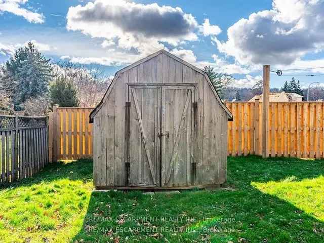 Exceptional Bungalow on Half Acre with Escarpment Views