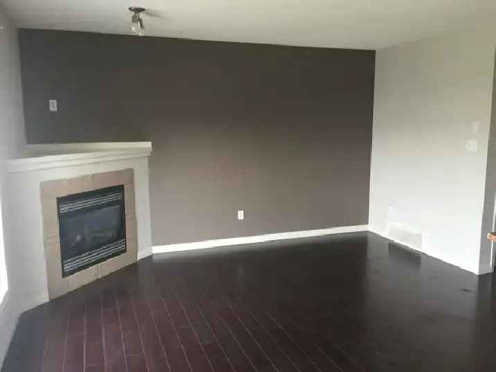 Spacious 3 Bedroom Duplex in Silverberry! Single Garage w/ Huge