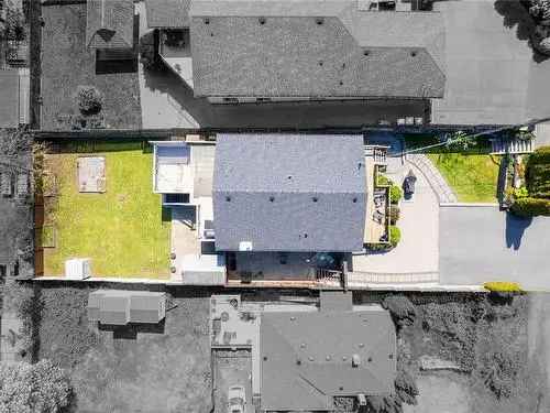 4-Bed House with 2 Suites in Brechin Hill Near BC Ferries