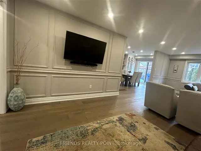 Stunning 4-Bedroom Home in Central Erin Mills Family Friendly Community