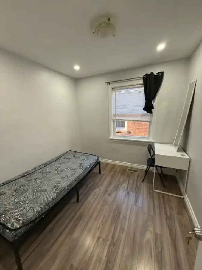 Rent Room for Girls in McCowan/Lawrence with Utilities Included