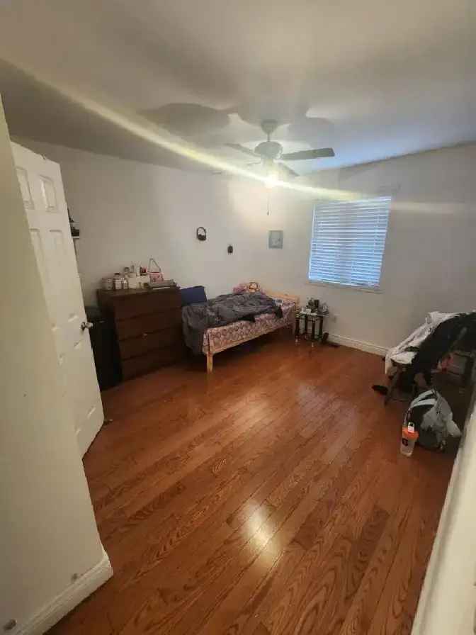 Room for rent in McIntosh Scarborough furnished with amenities nearby