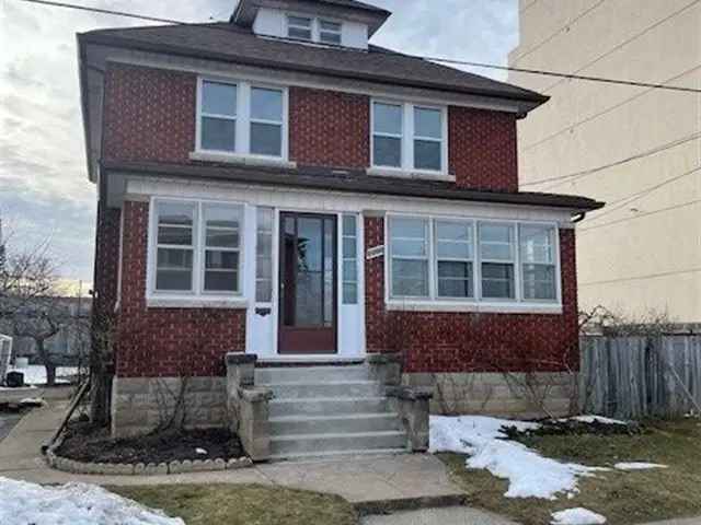 Quiet Street Niagara Falls Family Home Near Attractions