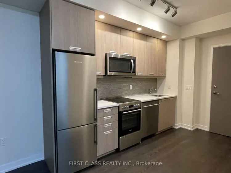 Rent Luxurious Unit in Toronto Entertainment District with City Lake View