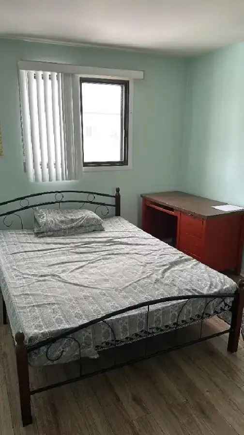 Room for rent: CAD 525 monthly