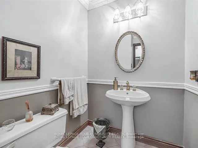 House For Sale in Richmond Hill, Ontario