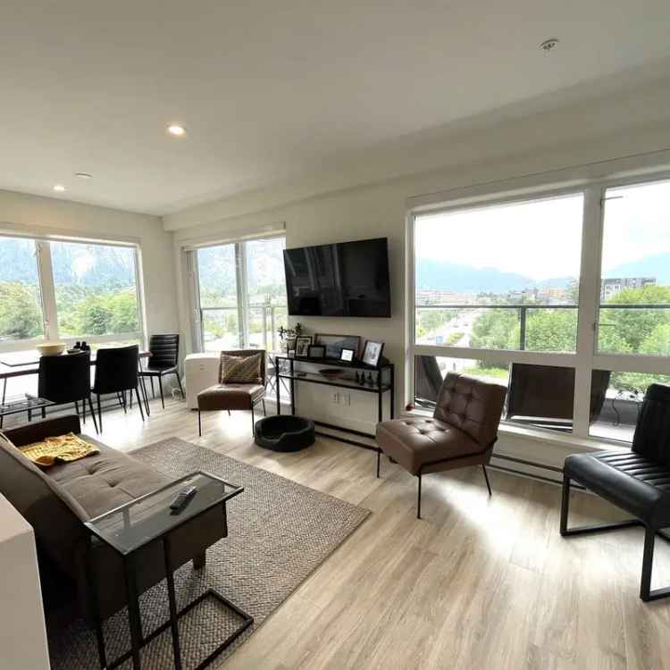 Squamish Corner Unit with Stunning Views