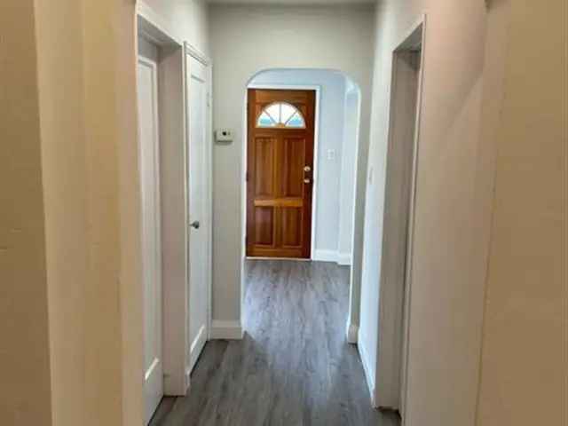 Port Credit Family Home - 3 1 Beds 2 Baths Near Lake