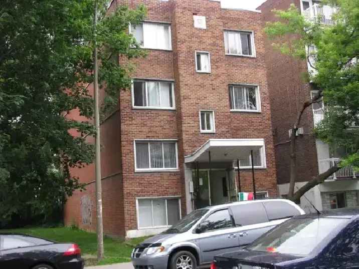 Rent Studio Apartment Near Metro Henri - Bourassa with Amenities