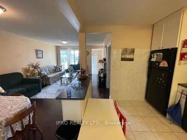 House For Sale in Oakville, Ontario