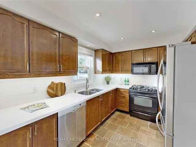 House For Sale in Oakville, Ontario