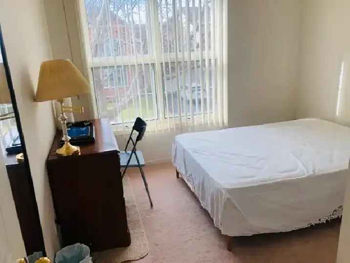 Room for Rent in Centrepointe Near Algonquin College for Females