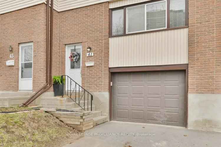 2-Storey Townhome 3 Bedrooms Updated Baths Near 401