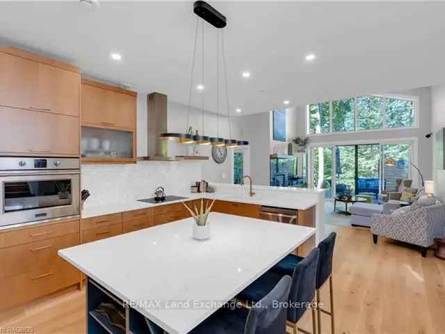 Modern Home Comfort: Executive Property with Stunning Kitchen and Main Floor Master