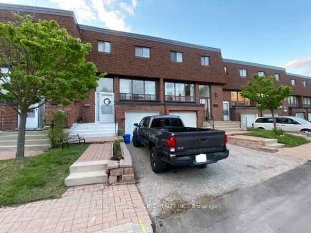 Bayview South of 407 Condo: Spacious Principal Rooms, Quiet Cul-De-Sac