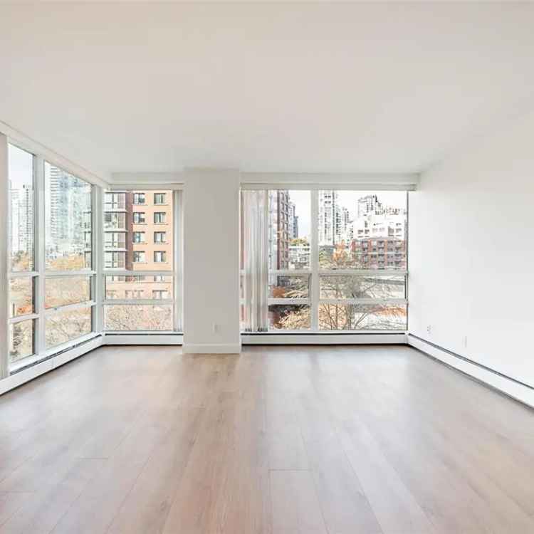 Yaletown 2-Bed + Den Corner Unit - Bright, Spacious City Living