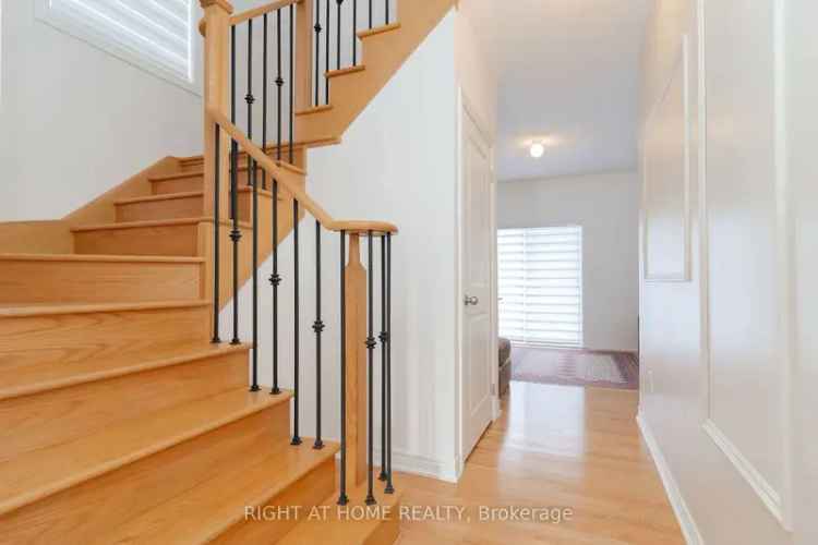 Luxury 3-Story Semi-Detached Home in Oak Ridges Lake Wilcox