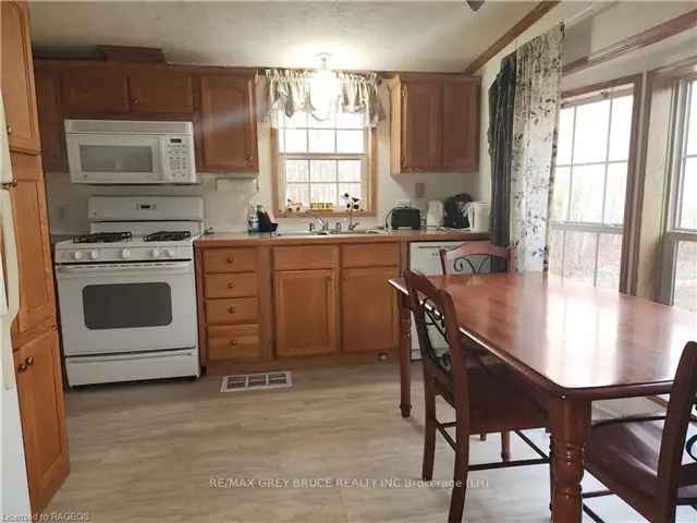 Lovely Three Bedroom Home in Miller Lake Near Lion's Head